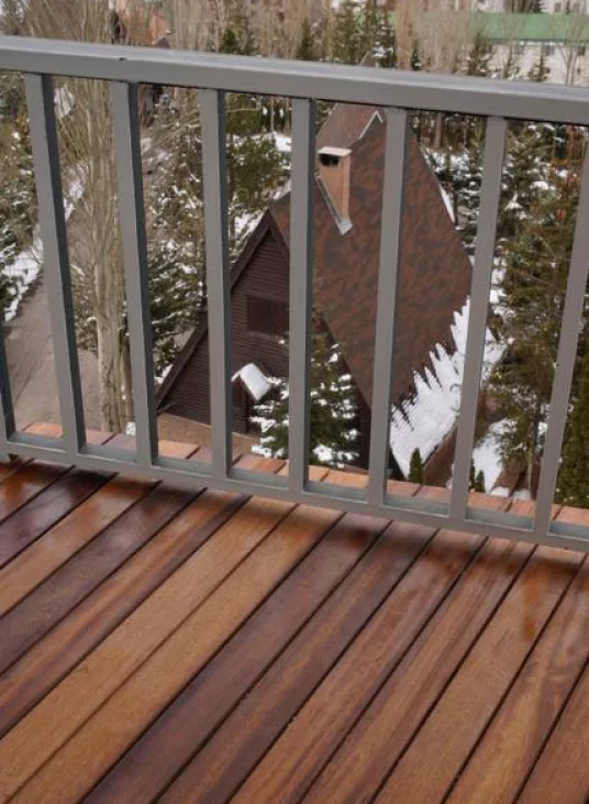  عکس زیبا از پروژه الوار ایروکو‌ در تراس ها و پارکت چوب بلوط در کف